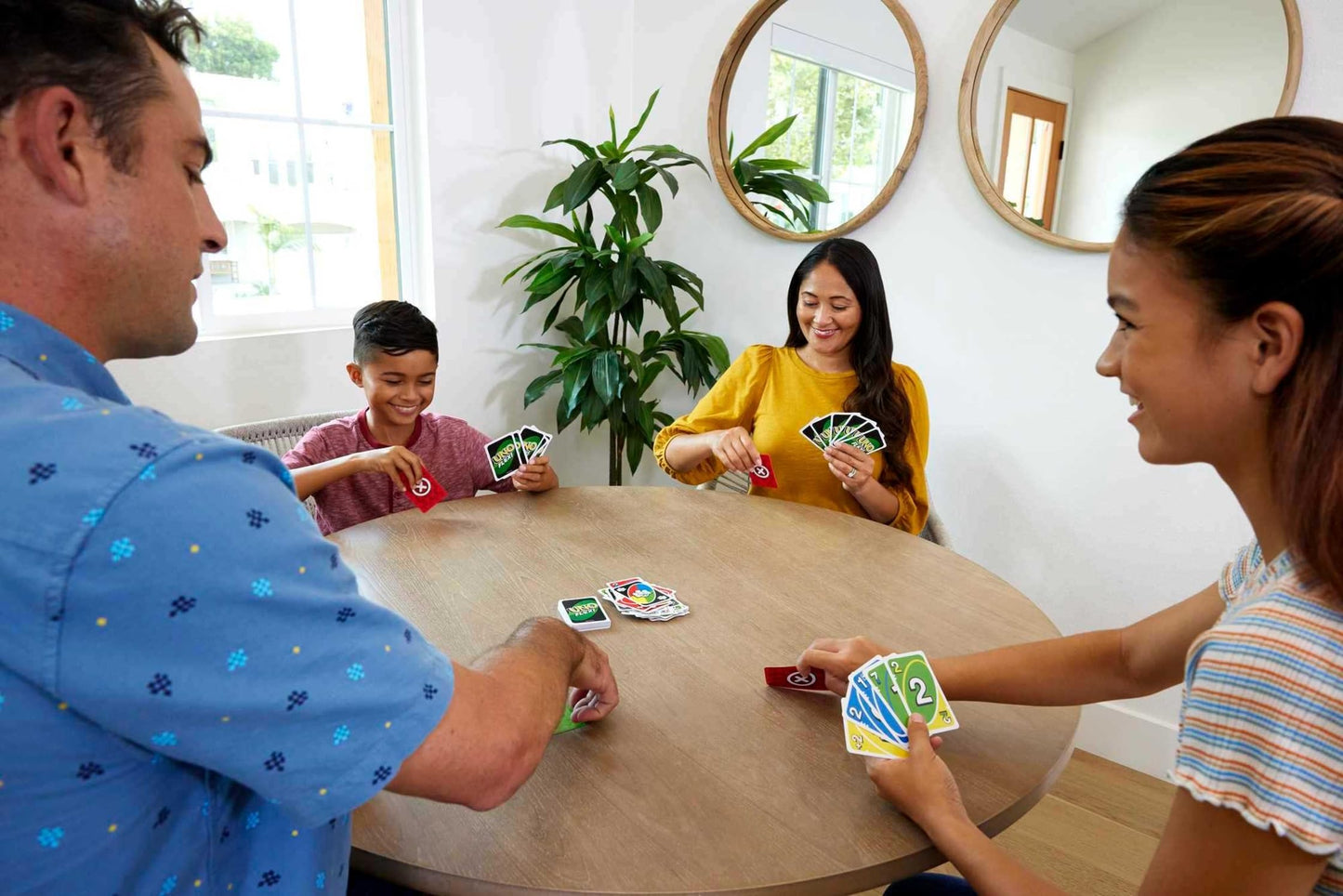 Mattel Games UNO Card Game in a Collectible Storage Tin for Kids, Adults, Families, Parties & Travel, 2 to 10 Players (Amazon Exclusive)